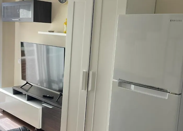 Elegante With Pool Near The Sea